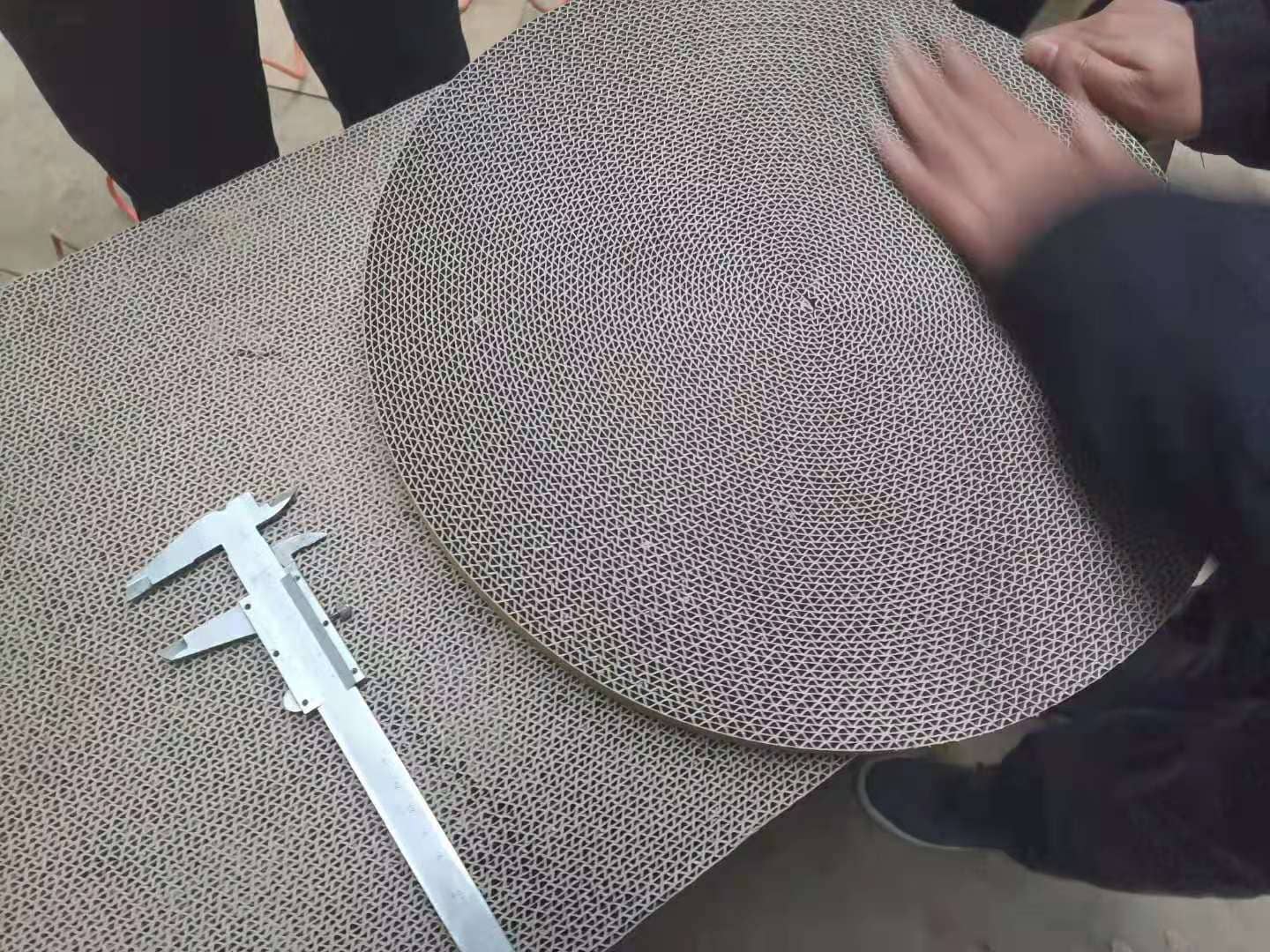 貓抓板切割—數(shù)控帶鋸，線絲鋸